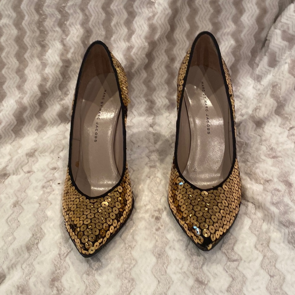 Marc Jacobs Gold Sequin Pumps Size 38